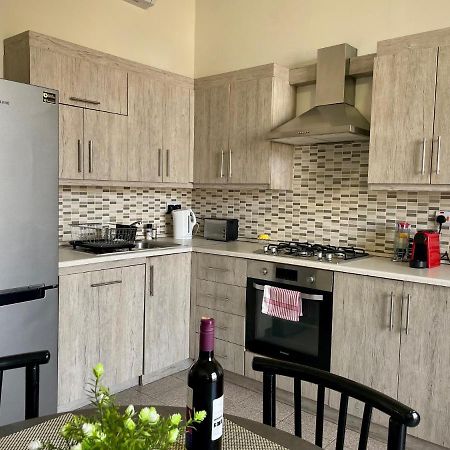 Seafront Apartment With Balcony Overlooking Marina غاينسييليم المظهر الخارجي الصورة