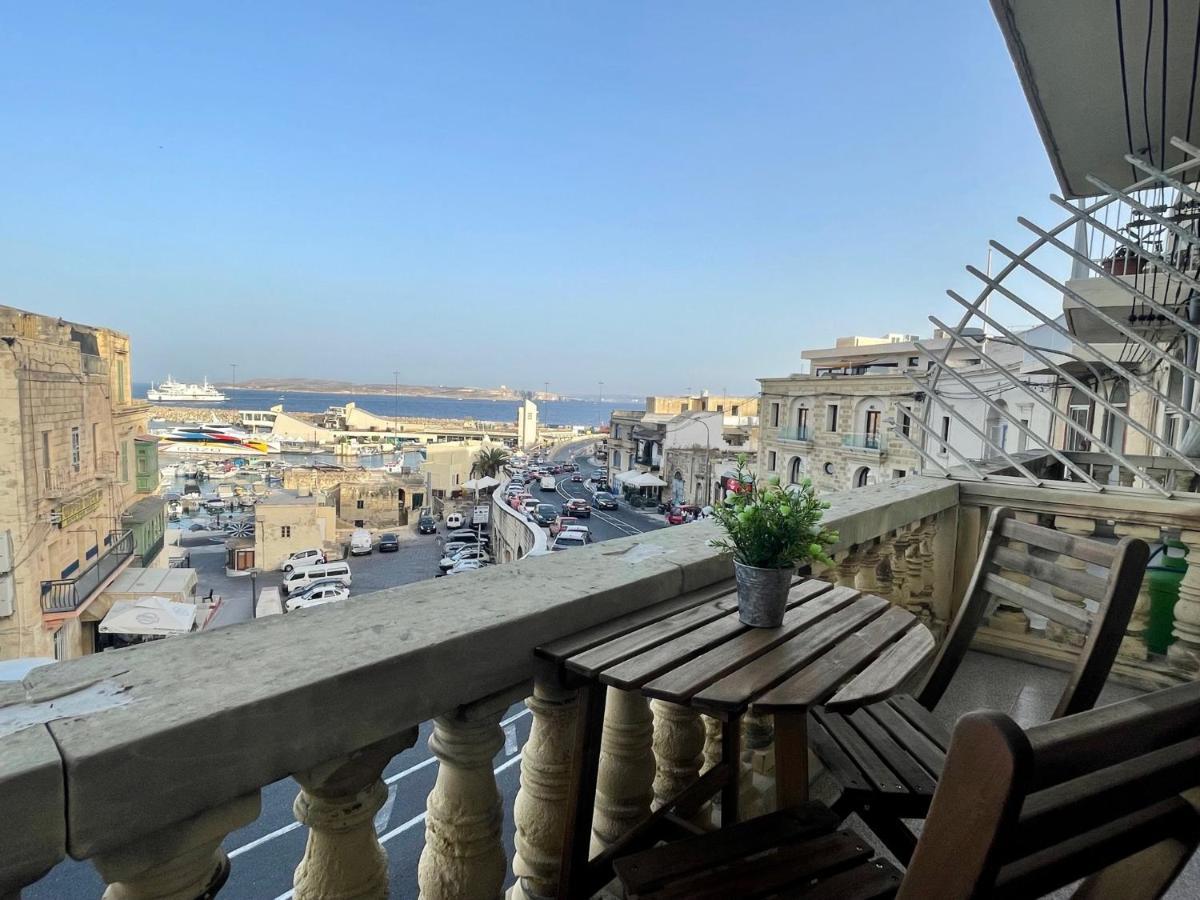 Seafront Apartment With Balcony Overlooking Marina غاينسييليم المظهر الخارجي الصورة