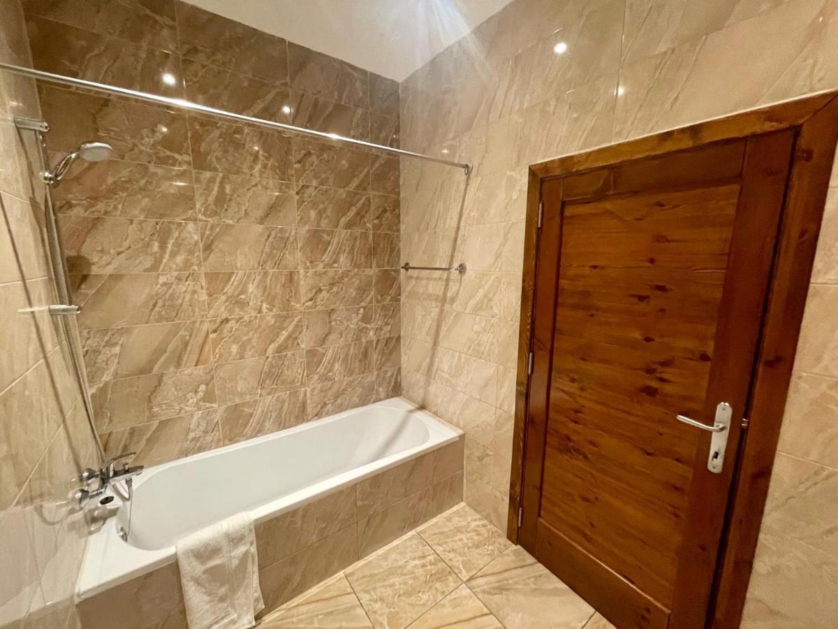 Seafront Apartment With Balcony Overlooking Marina غاينسييليم المظهر الخارجي الصورة