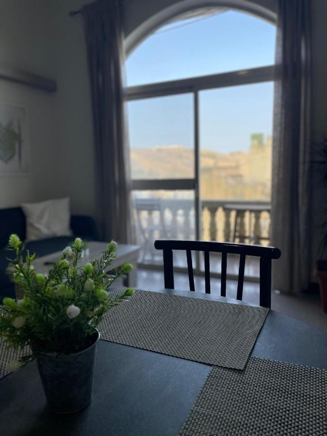 Seafront Apartment With Balcony Overlooking Marina غاينسييليم المظهر الخارجي الصورة
