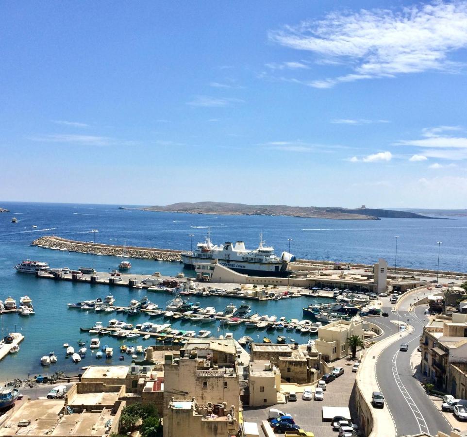 Seafront Apartment With Balcony Overlooking Marina غاينسييليم المظهر الخارجي الصورة