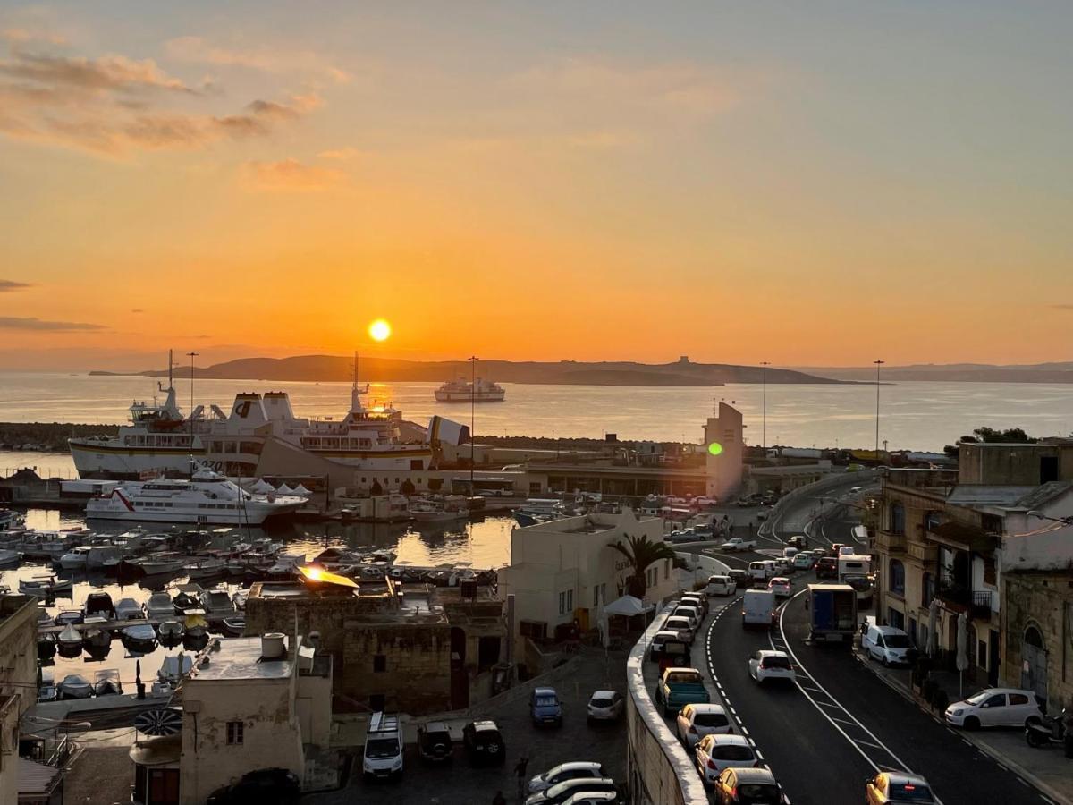 Seafront Apartment With Balcony Overlooking Marina غاينسييليم المظهر الخارجي الصورة